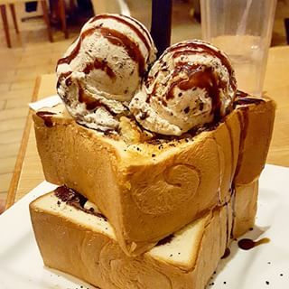 Instagram photo by jann_bam - Do it for the #Oreo honey toast. 😚 #foodporn #instafood #foodstagram #eeeeeats #myfab5 #f52grams #eatfamous #hawaiieats